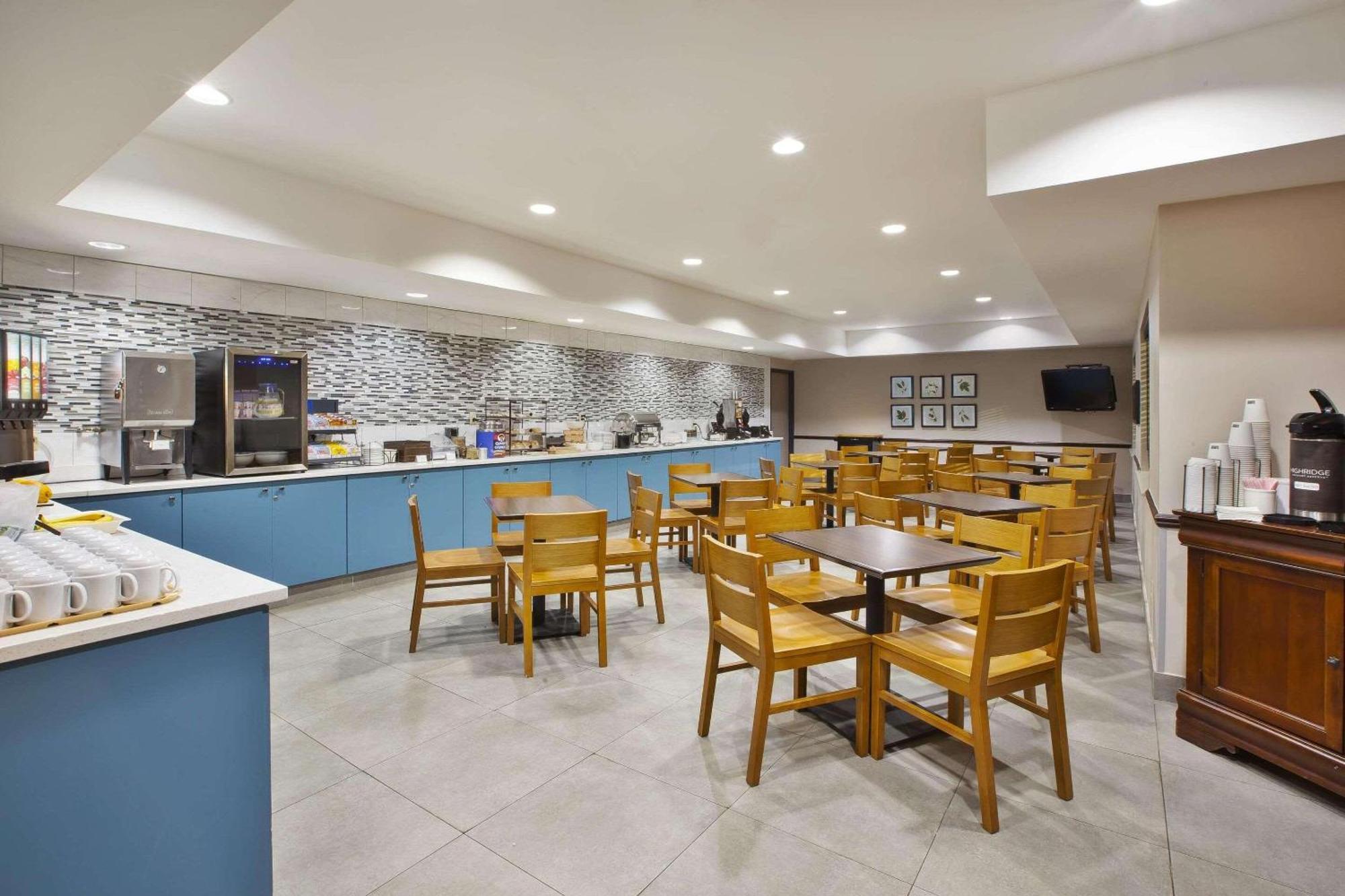 Country Inn & Suites By Radisson, Big Rapids, Mi Esterno foto