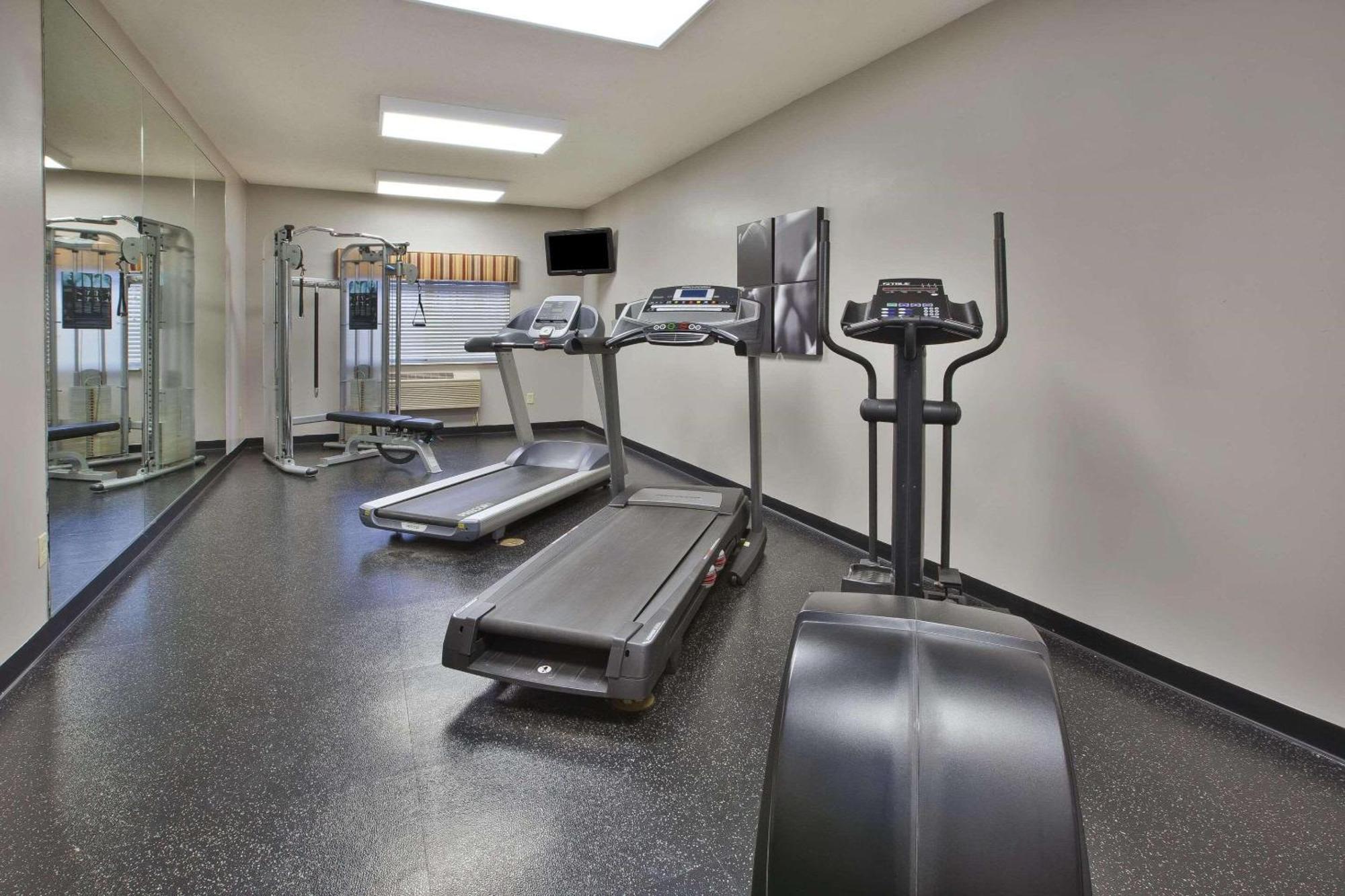 Country Inn & Suites By Radisson, Big Rapids, Mi Esterno foto