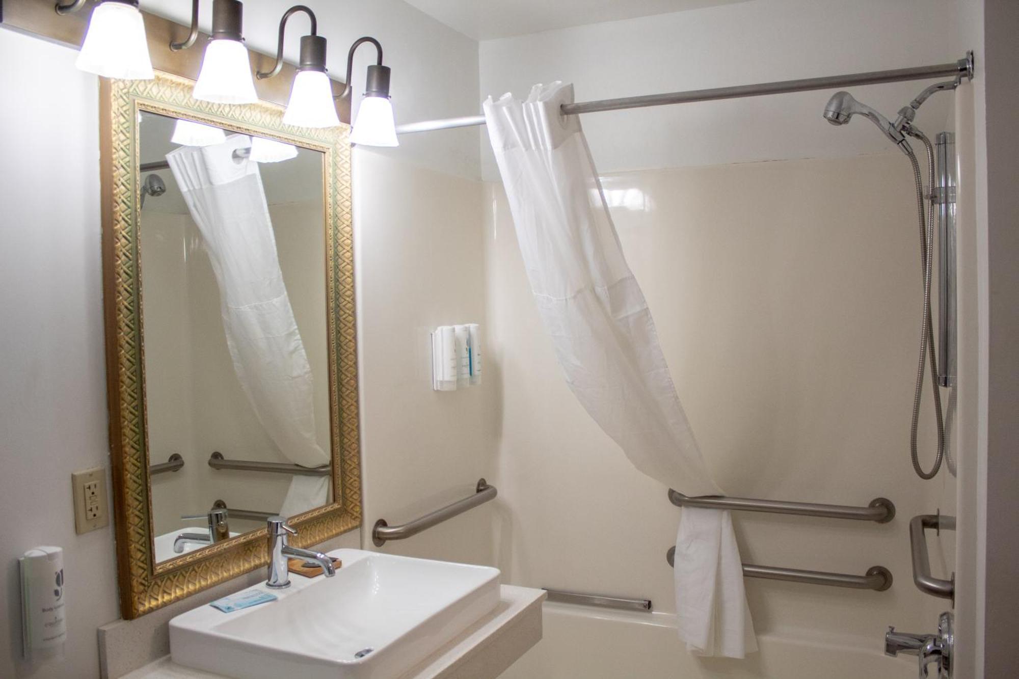 Country Inn & Suites By Radisson, Big Rapids, Mi Esterno foto