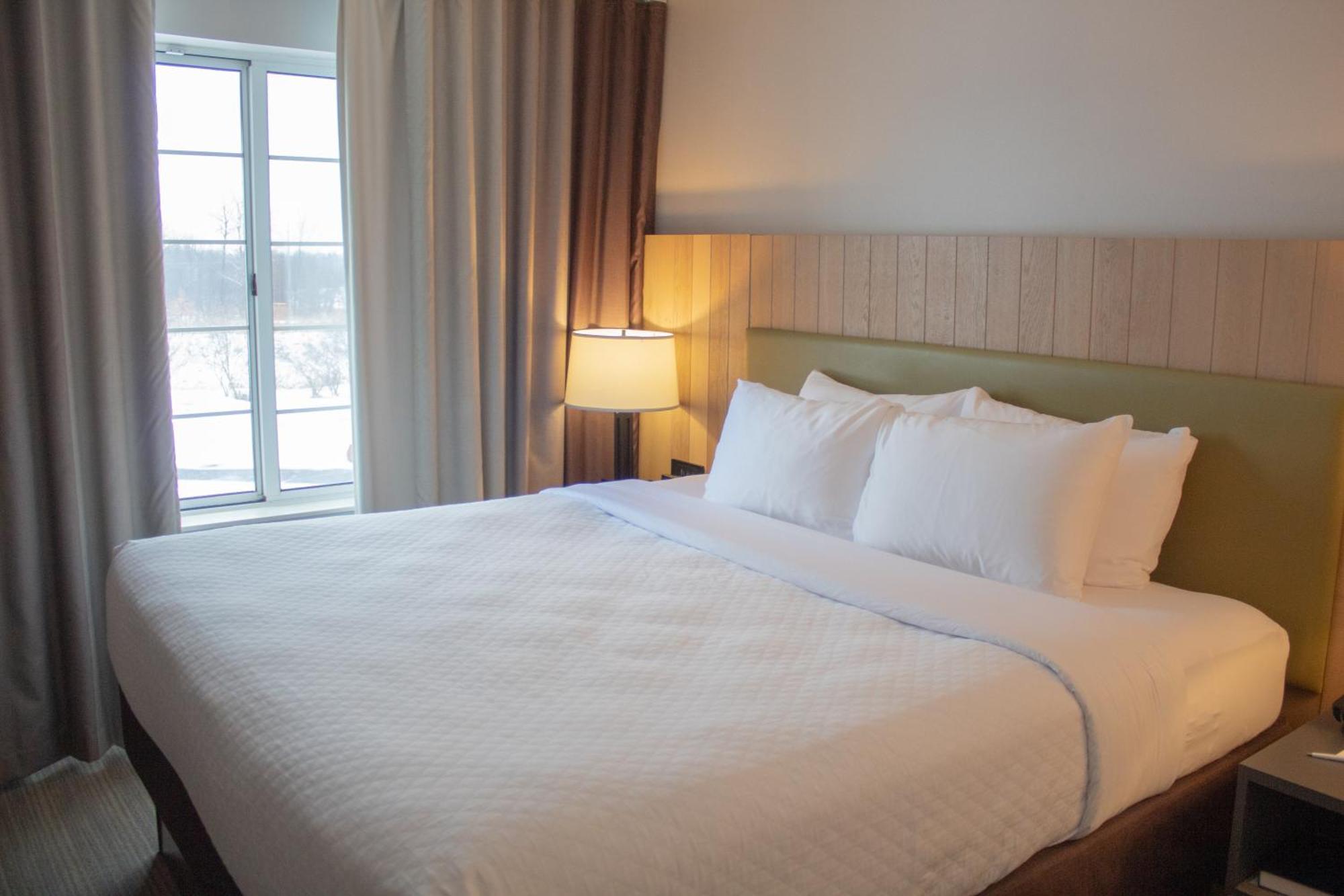 Country Inn & Suites By Radisson, Big Rapids, Mi Esterno foto