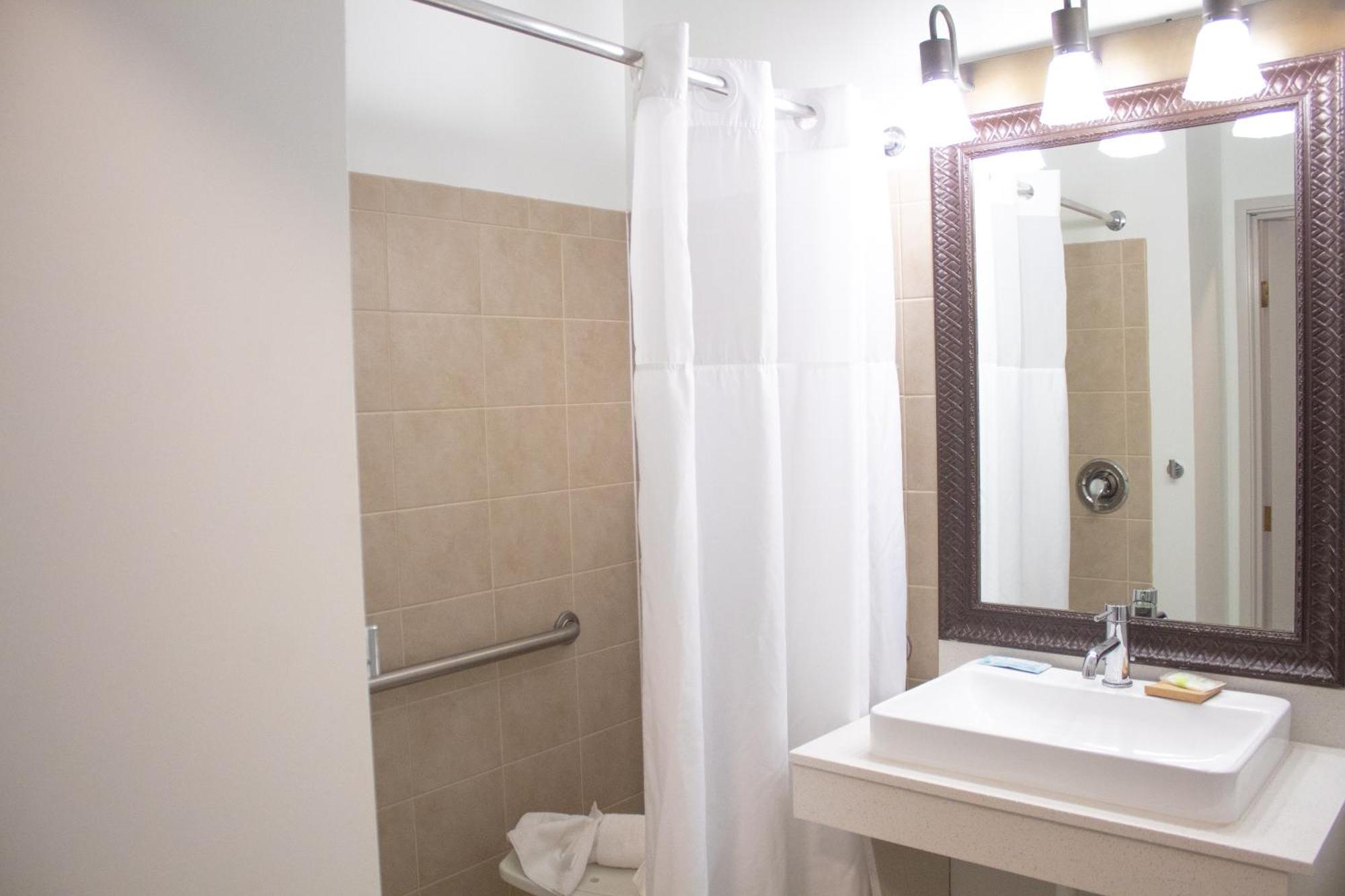 Country Inn & Suites By Radisson, Big Rapids, Mi Esterno foto