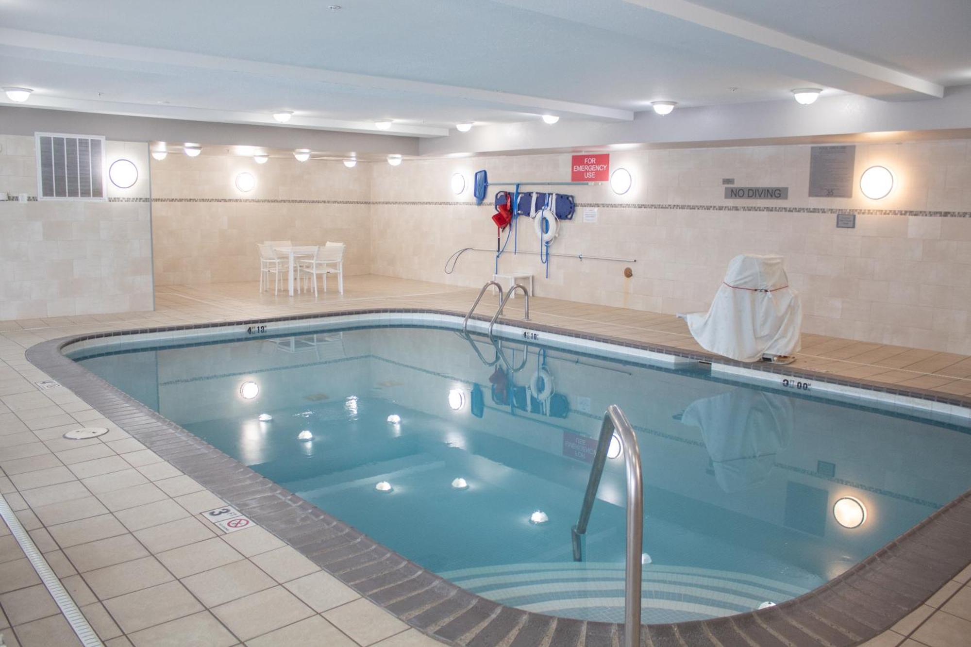 Country Inn & Suites By Radisson, Big Rapids, Mi Esterno foto